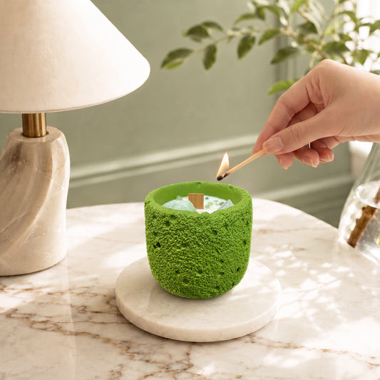 Agarwood Scented Soy Candle with Green Quartz Crystals, Handcrafted Green Textured Candle with Wooden Wick, Decorative Home Fragrance Gift for Women and Men, 500g